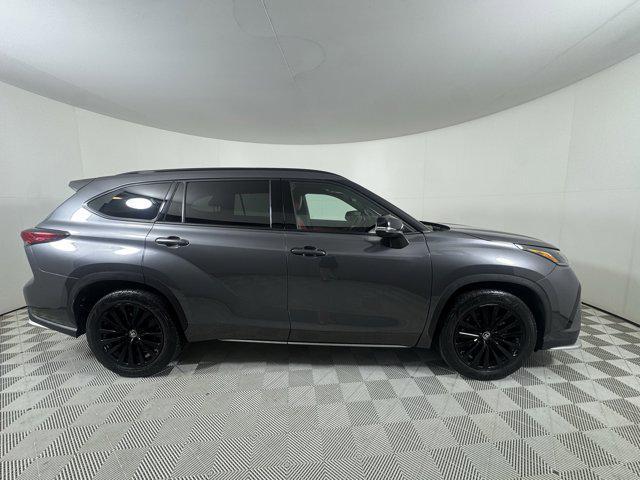 used 2023 Toyota Highlander car, priced at $38,900