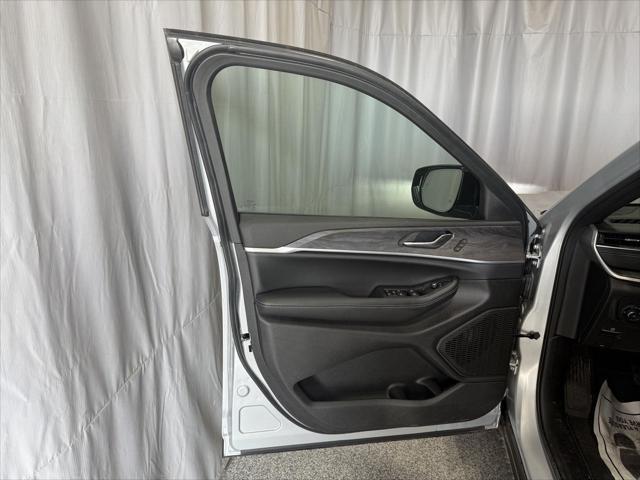 new 2025 Jeep Grand Cherokee car, priced at $51,682