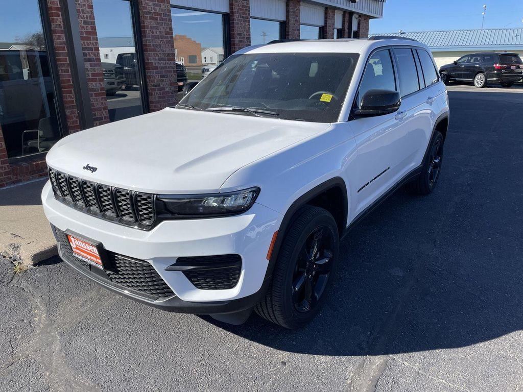 new 2025 Jeep Grand Cherokee car, priced at $41,745