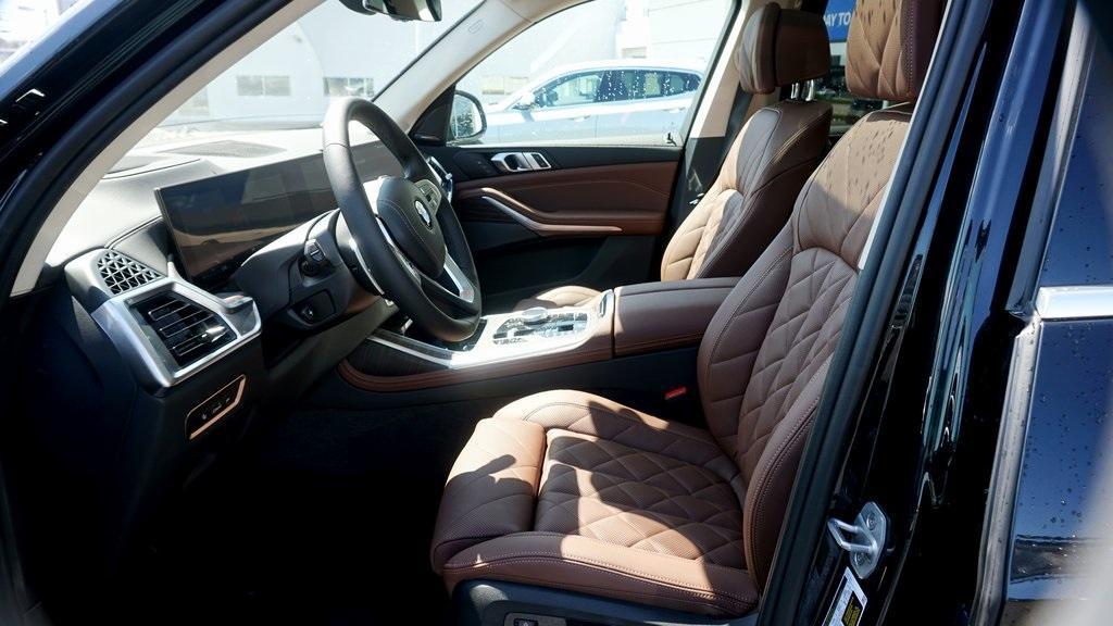 new 2025 BMW X7 car, priced at $90,205