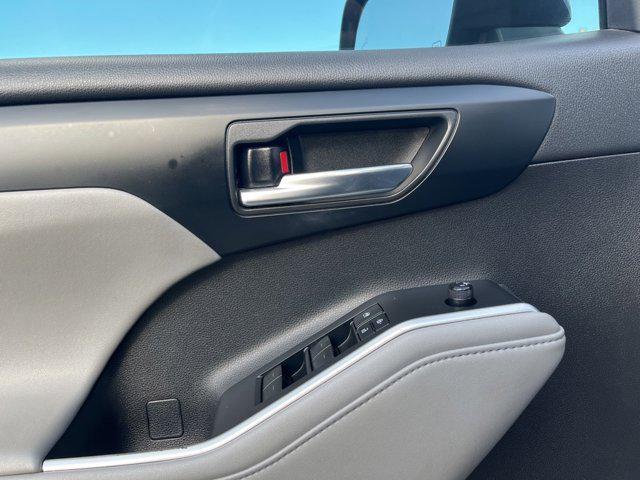 used 2020 Toyota Highlander car, priced at $26,494