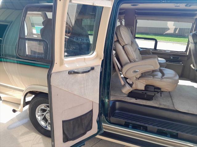 used 2001 Ford E150 car, priced at $13,995