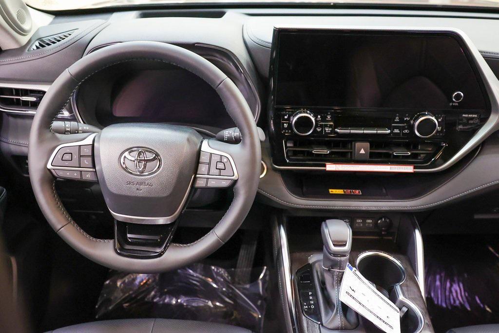 new 2025 Toyota Highlander car, priced at $55,812
