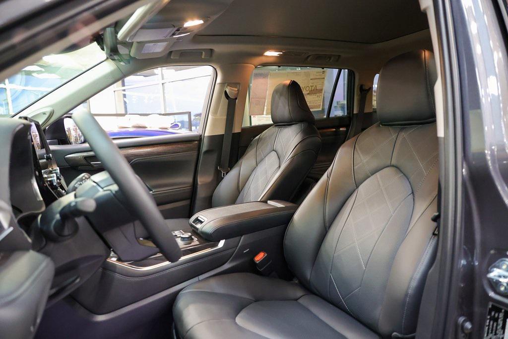 new 2025 Toyota Highlander car, priced at $55,812