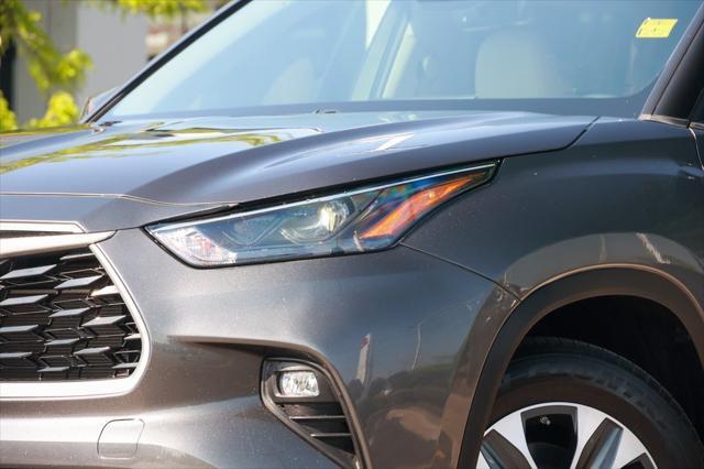 used 2022 Toyota Highlander car, priced at $41,999