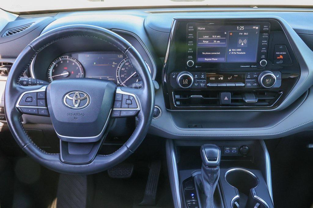 used 2022 Toyota Highlander car, priced at $38,999