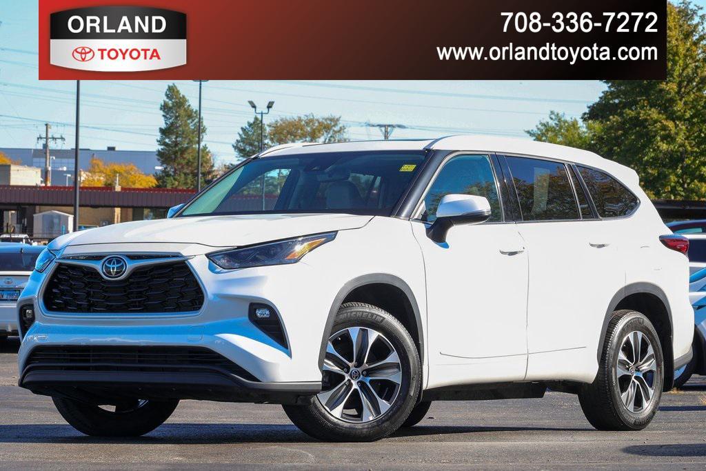 used 2022 Toyota Highlander car, priced at $38,999
