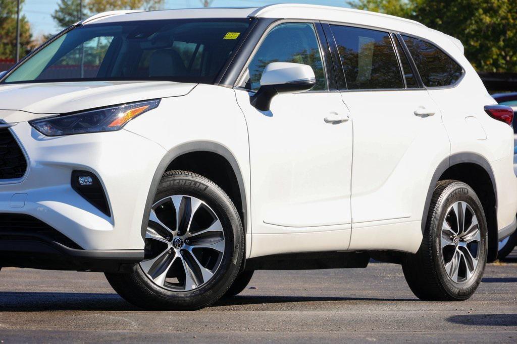 used 2022 Toyota Highlander car, priced at $38,999