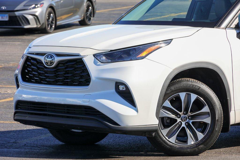 used 2022 Toyota Highlander car, priced at $38,999