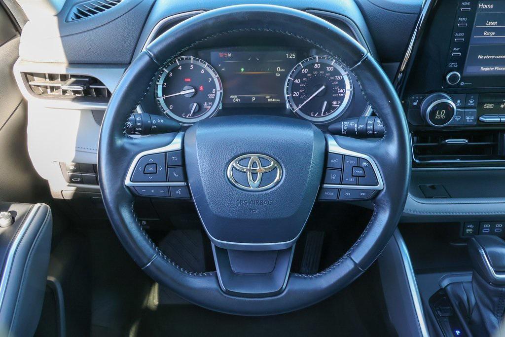 used 2022 Toyota Highlander car, priced at $38,999