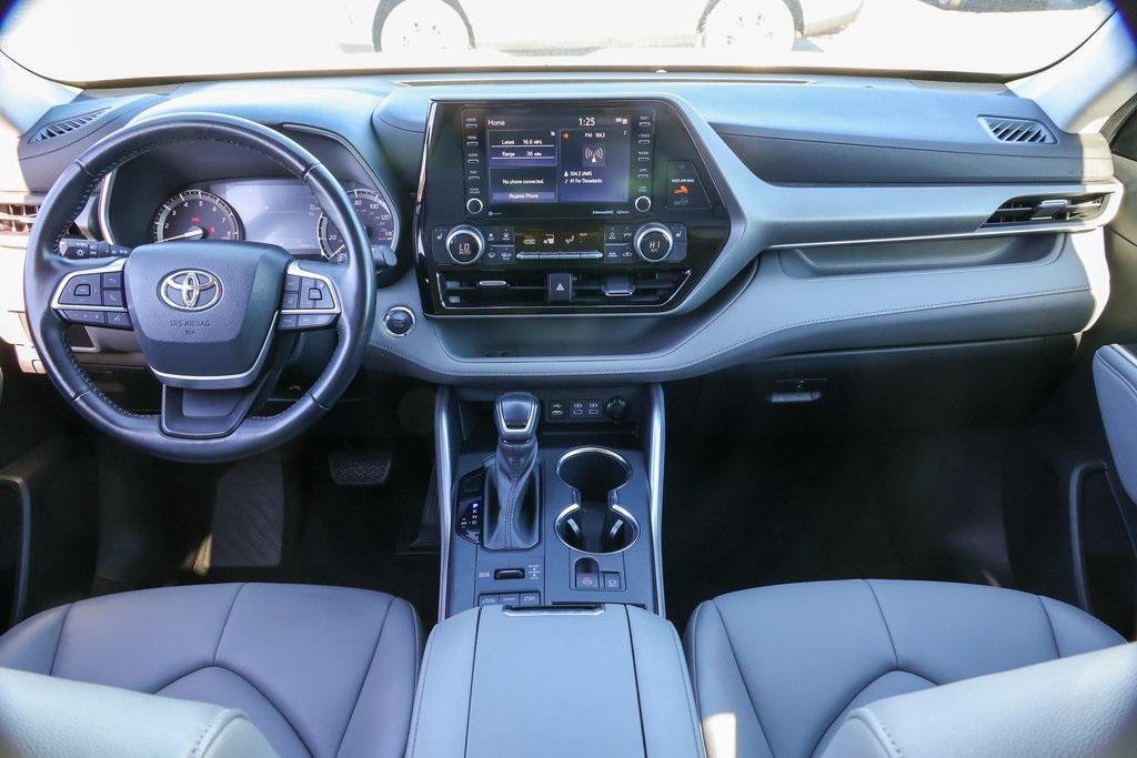 used 2022 Toyota Highlander car, priced at $38,999
