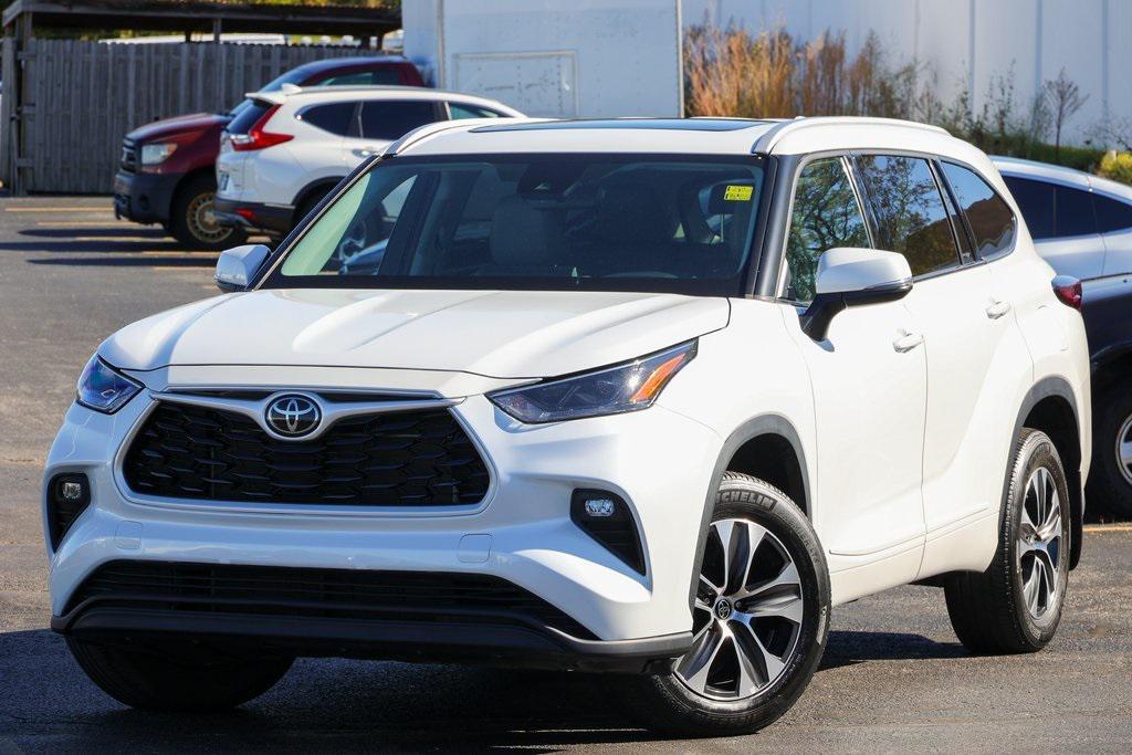 used 2022 Toyota Highlander car, priced at $38,999