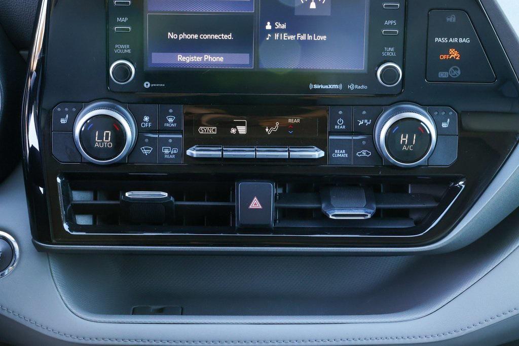 used 2022 Toyota Highlander car, priced at $38,999