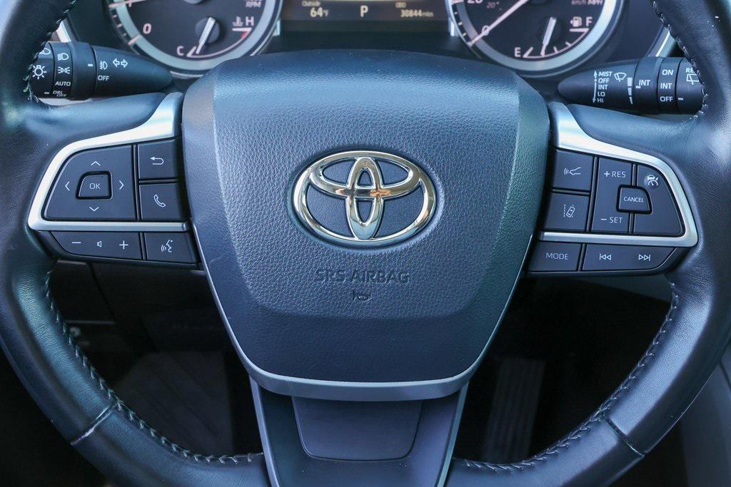 used 2022 Toyota Highlander car, priced at $38,999