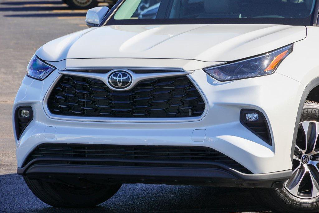 used 2022 Toyota Highlander car, priced at $38,999