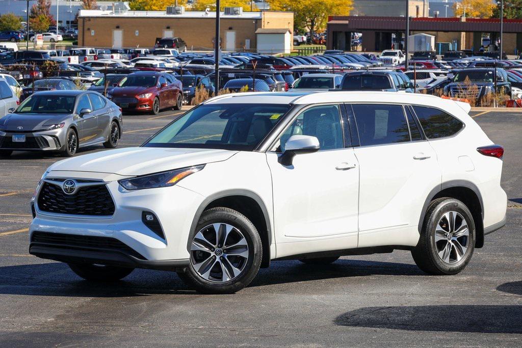 used 2022 Toyota Highlander car, priced at $38,999