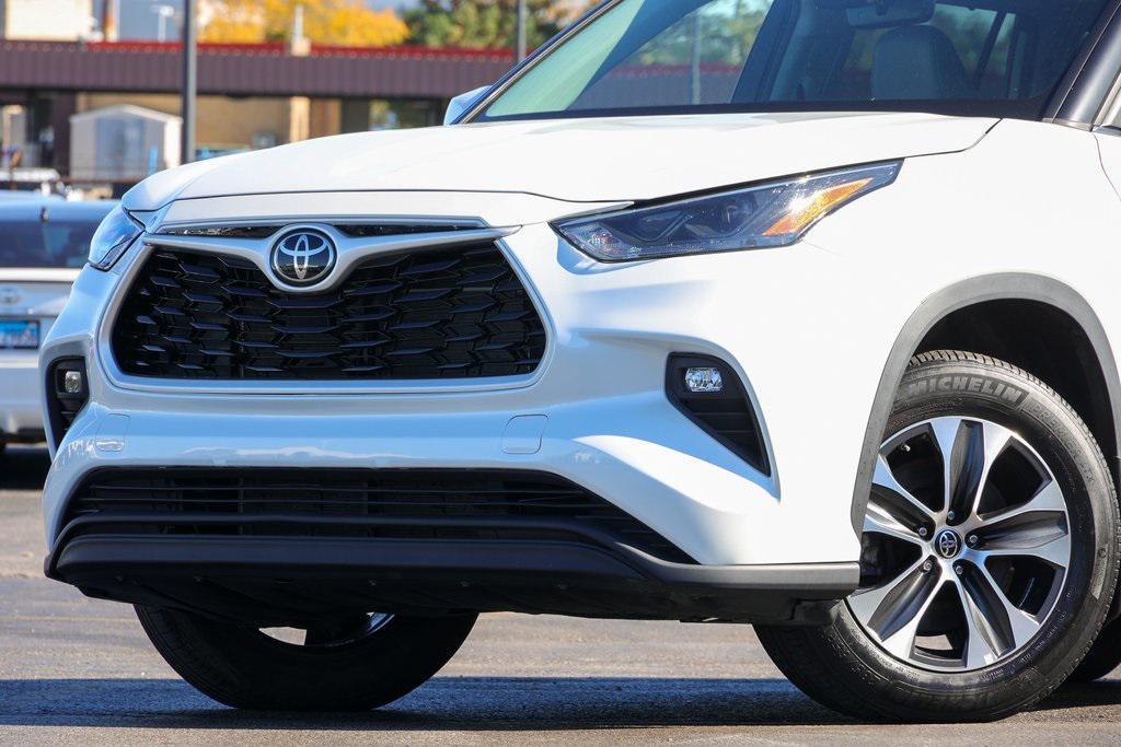 used 2022 Toyota Highlander car, priced at $38,999