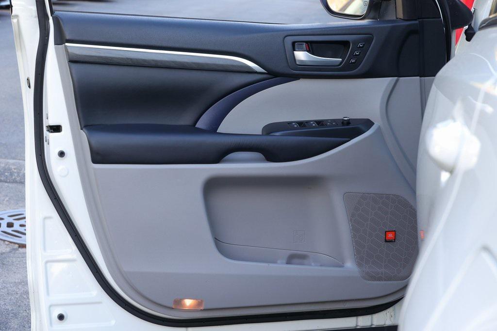 used 2019 Toyota Highlander car, priced at $31,999