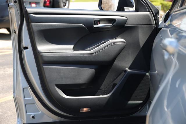 used 2021 Toyota Highlander car, priced at $38,499