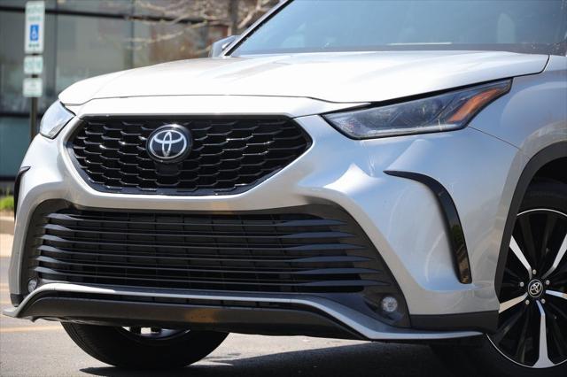 used 2021 Toyota Highlander car, priced at $38,499