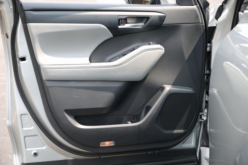 used 2023 Toyota Highlander car, priced at $37,499