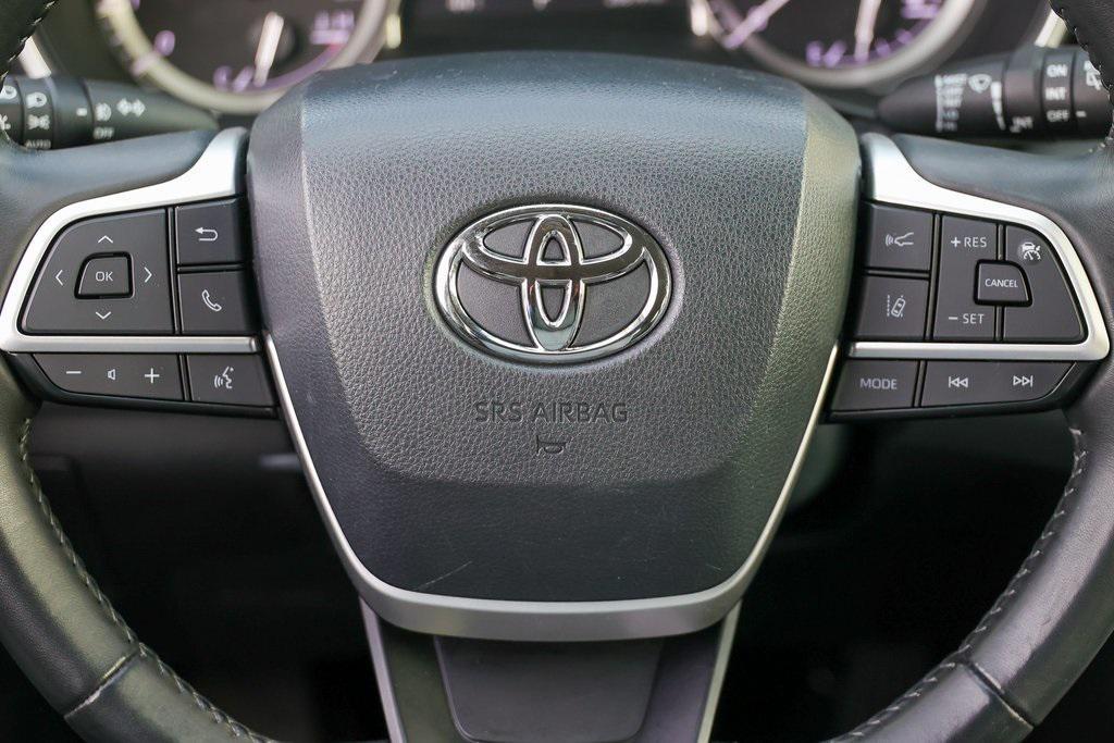 used 2022 Toyota Highlander car, priced at $39,999