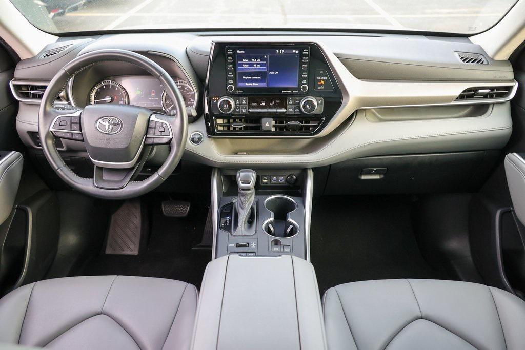 used 2022 Toyota Highlander car, priced at $39,999