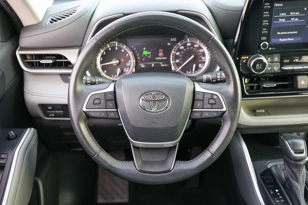 used 2022 Toyota Highlander car, priced at $39,999