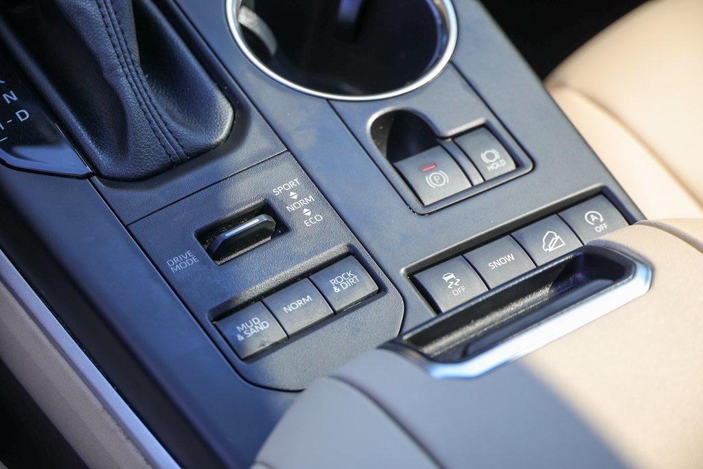 used 2021 Toyota Highlander car, priced at $34,999