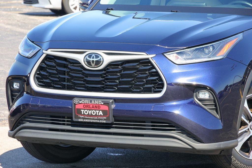 used 2021 Toyota Highlander car, priced at $34,999