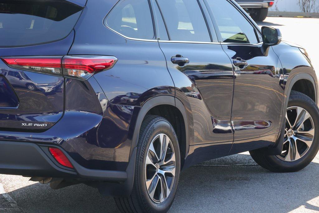 used 2021 Toyota Highlander car, priced at $34,999