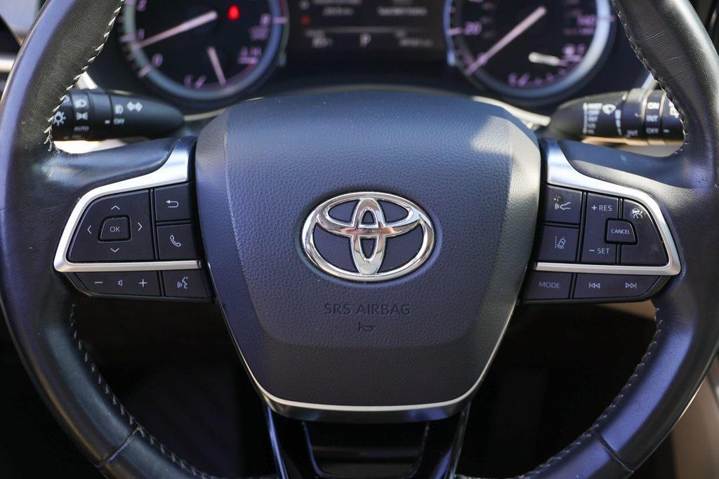 used 2021 Toyota Highlander car, priced at $34,999