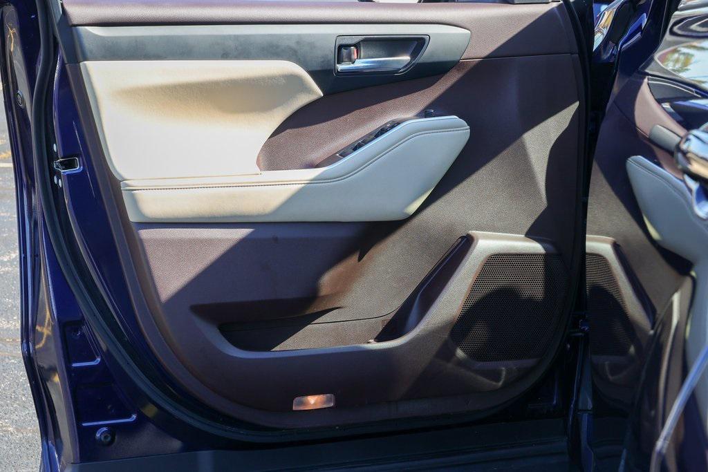 used 2021 Toyota Highlander car, priced at $34,999