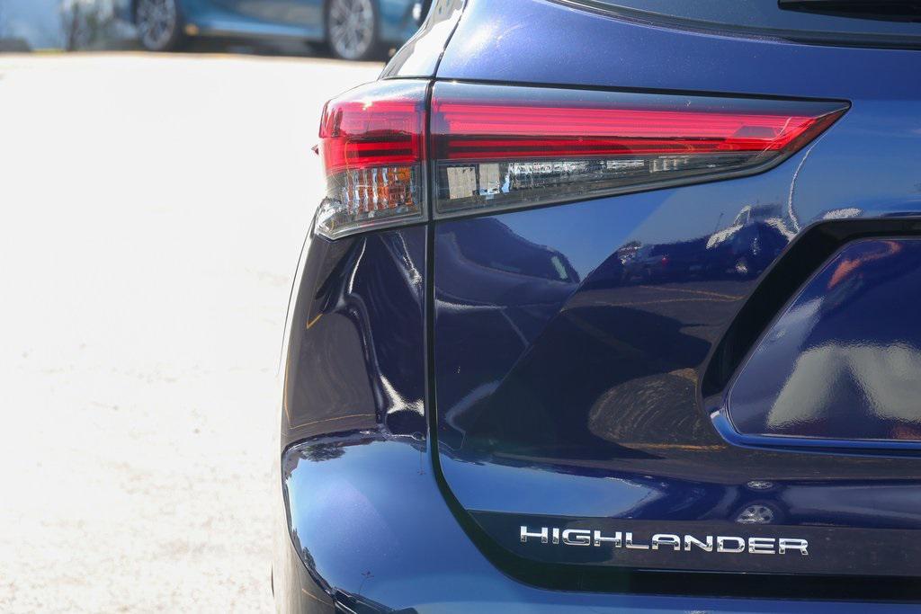 used 2021 Toyota Highlander car, priced at $34,999