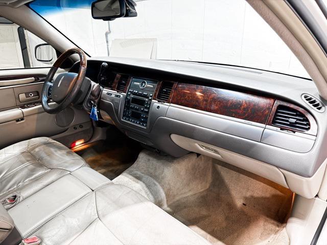 used 2006 Lincoln Town Car car, priced at $4,895