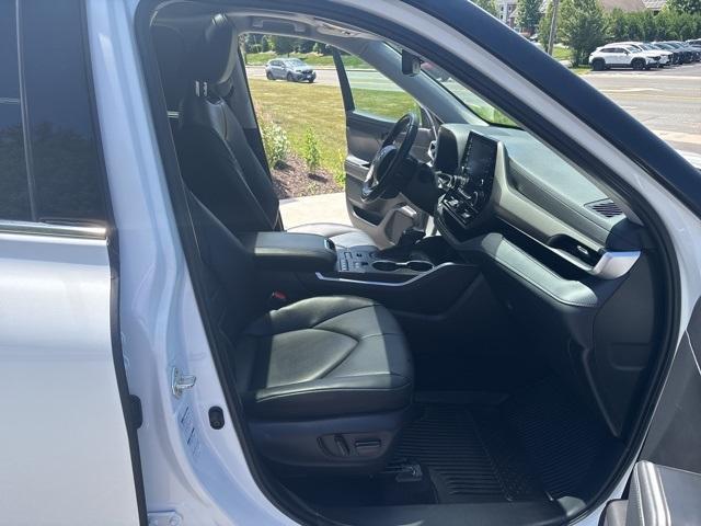 used 2022 Toyota Highlander car, priced at $37,988
