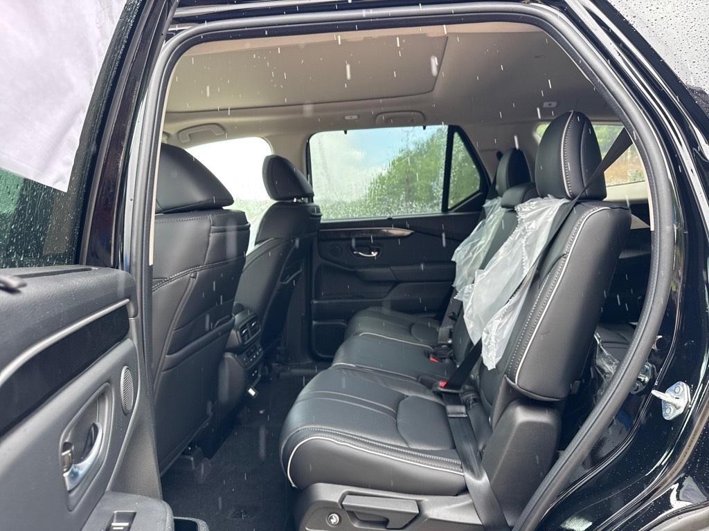 new 2025 Honda Pilot car, priced at $54,530