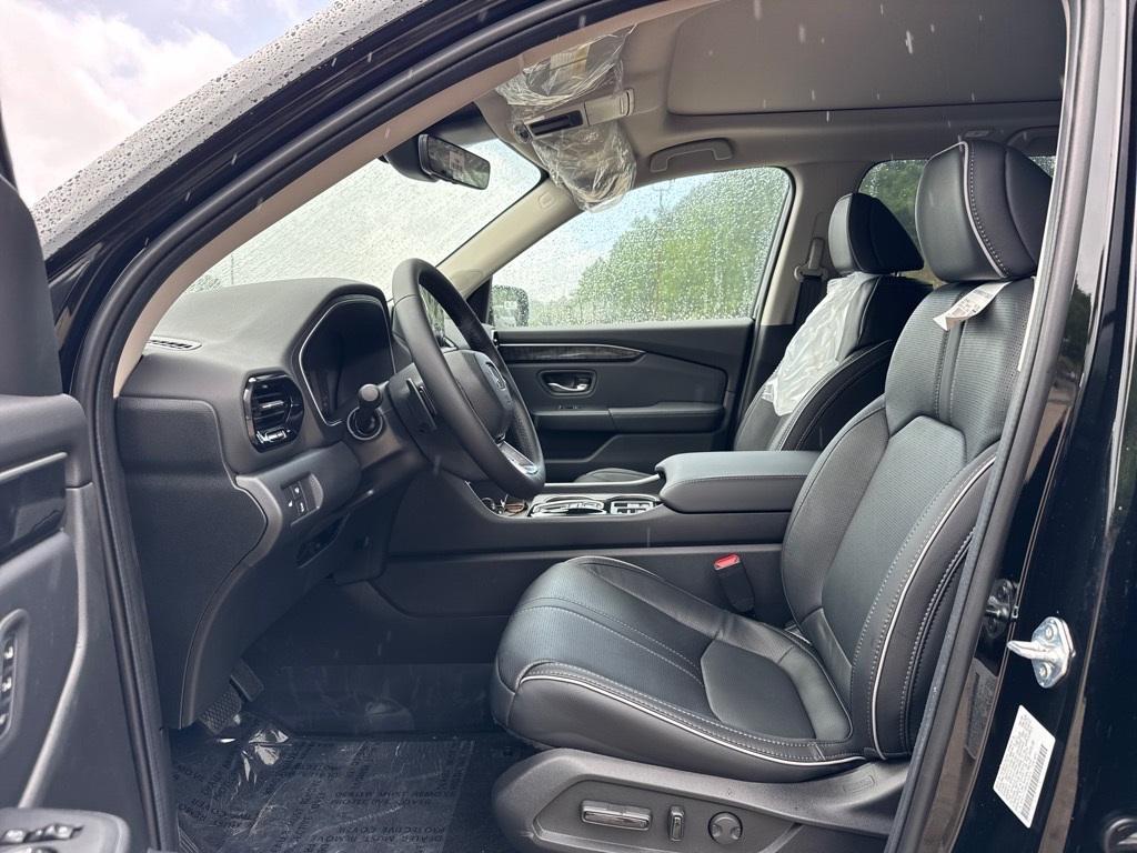 new 2025 Honda Pilot car, priced at $54,530