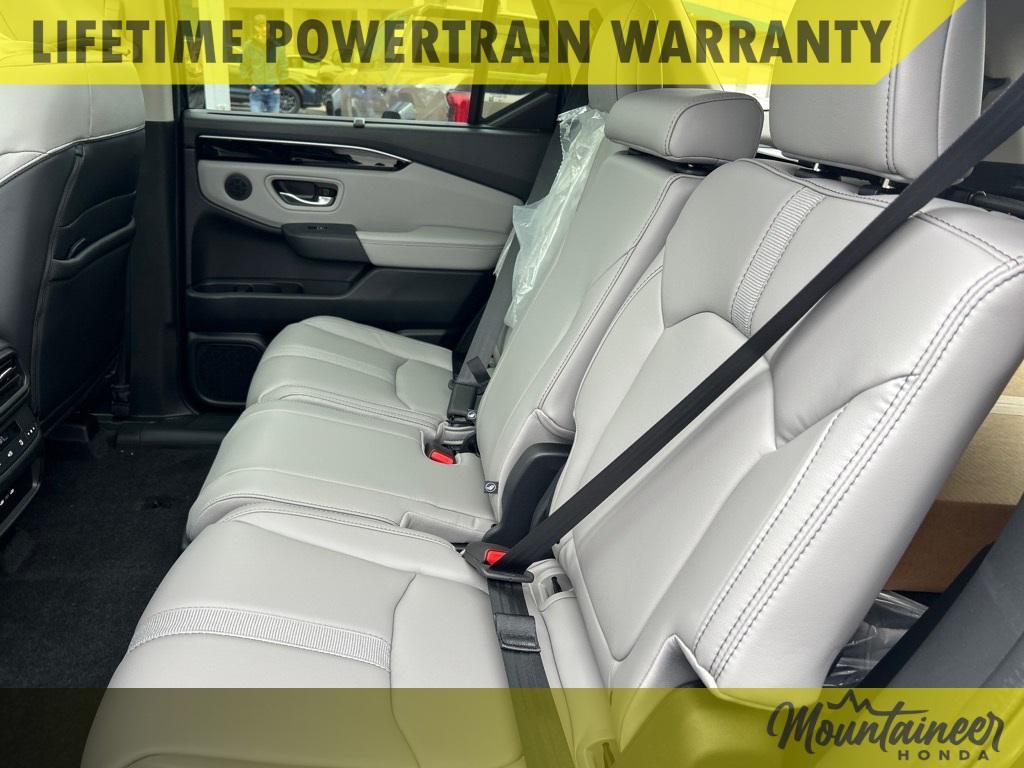 new 2025 Honda Pilot car, priced at $47,923