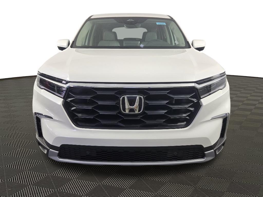 new 2025 Honda Pilot car, priced at $45,450