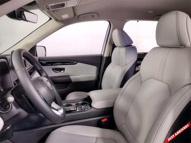 new 2025 Honda Pilot car, priced at $45,680