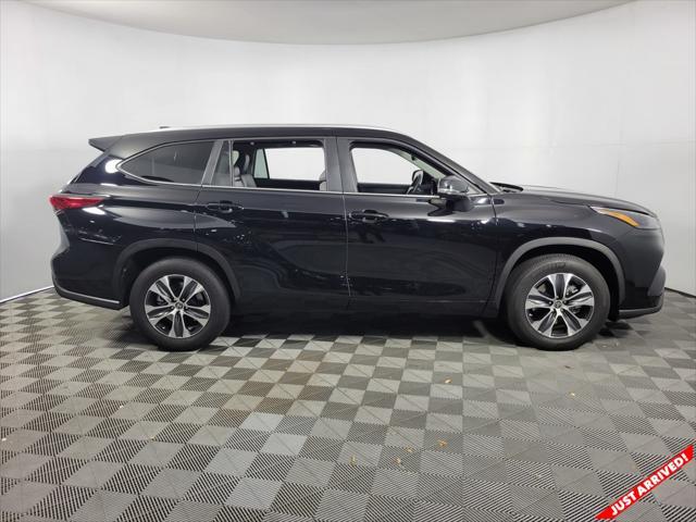 used 2023 Toyota Highlander car, priced at $35,284