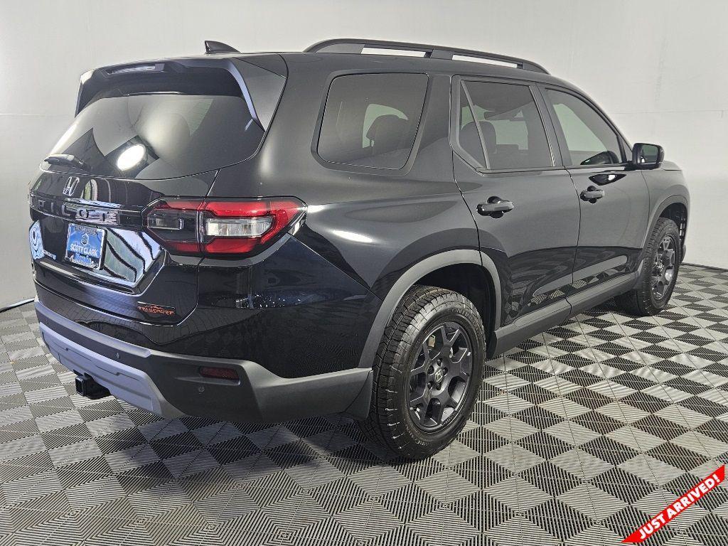 new 2025 Honda Pilot car, priced at $49,395