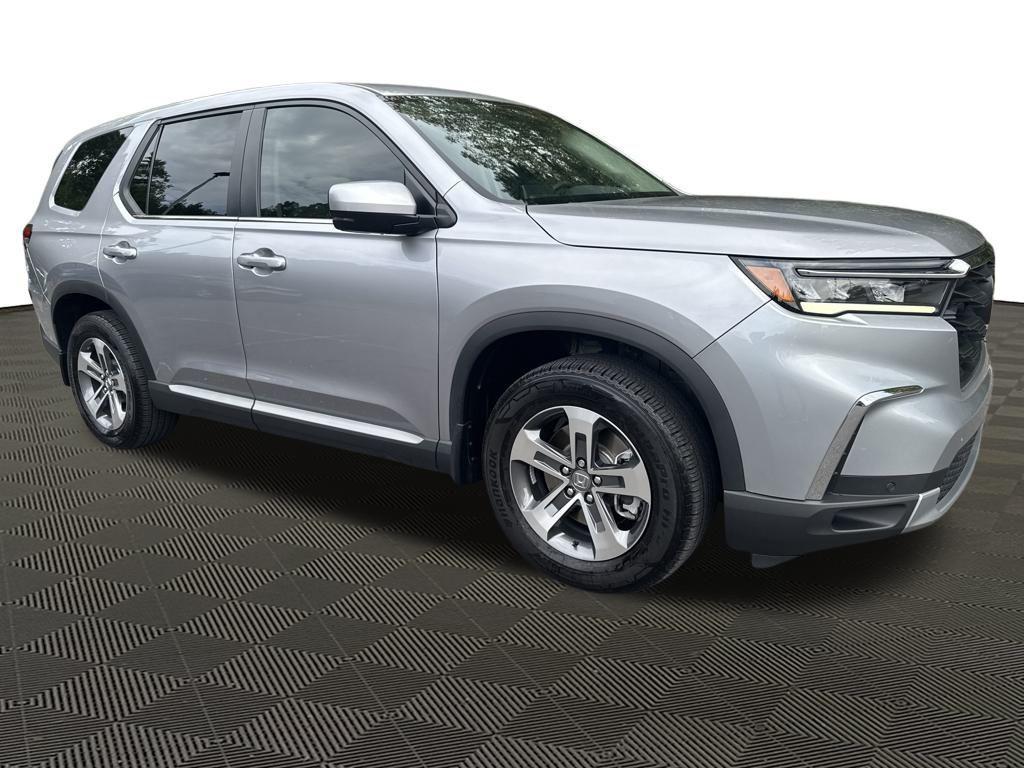 used 2025 Honda Pilot car, priced at $39,046