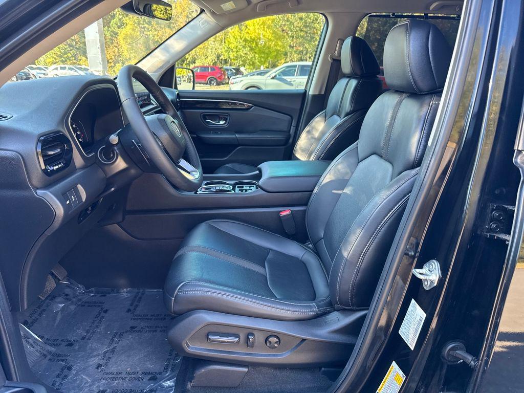 used 2025 Honda Pilot car, priced at $40,550