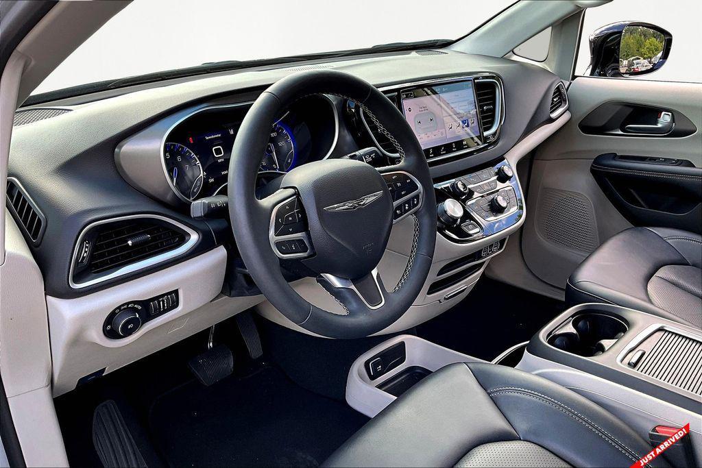 used 2024 Chrysler Pacifica car, priced at $31,065