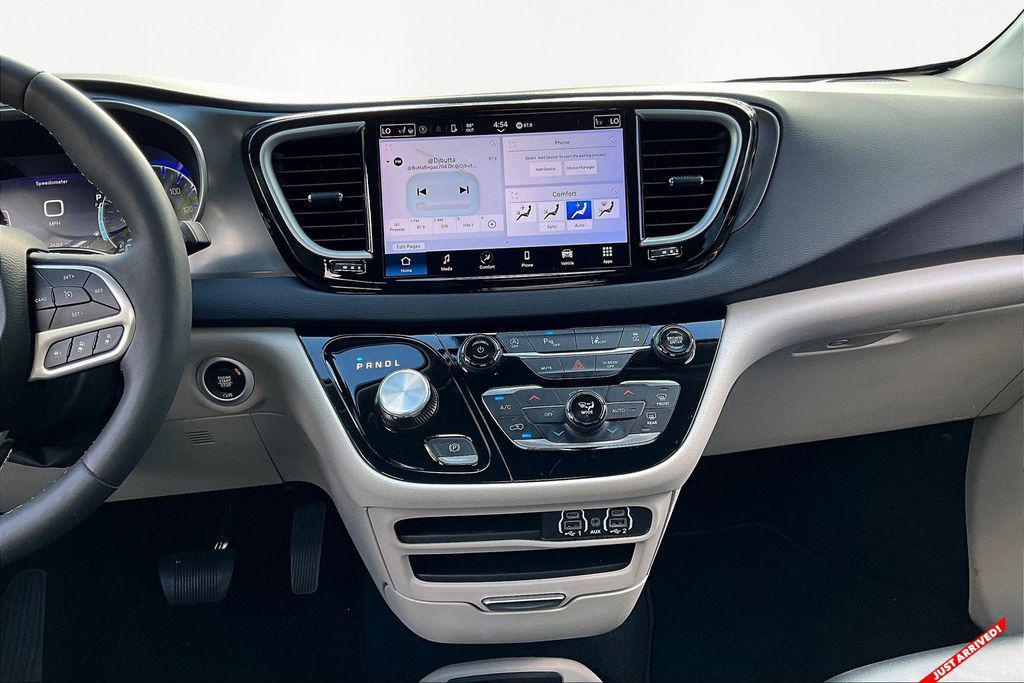 used 2024 Chrysler Pacifica car, priced at $31,065