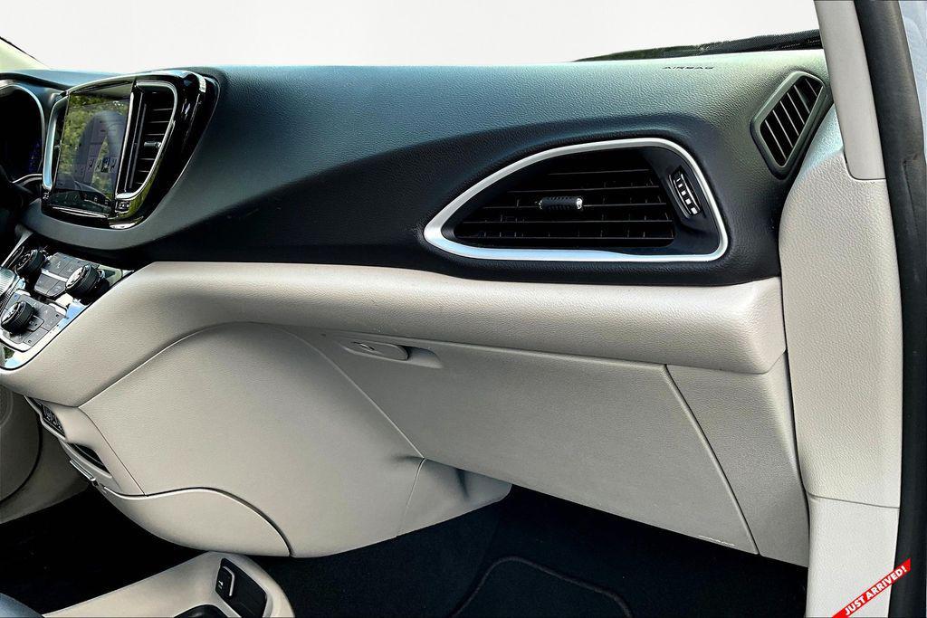 used 2024 Chrysler Pacifica car, priced at $31,065