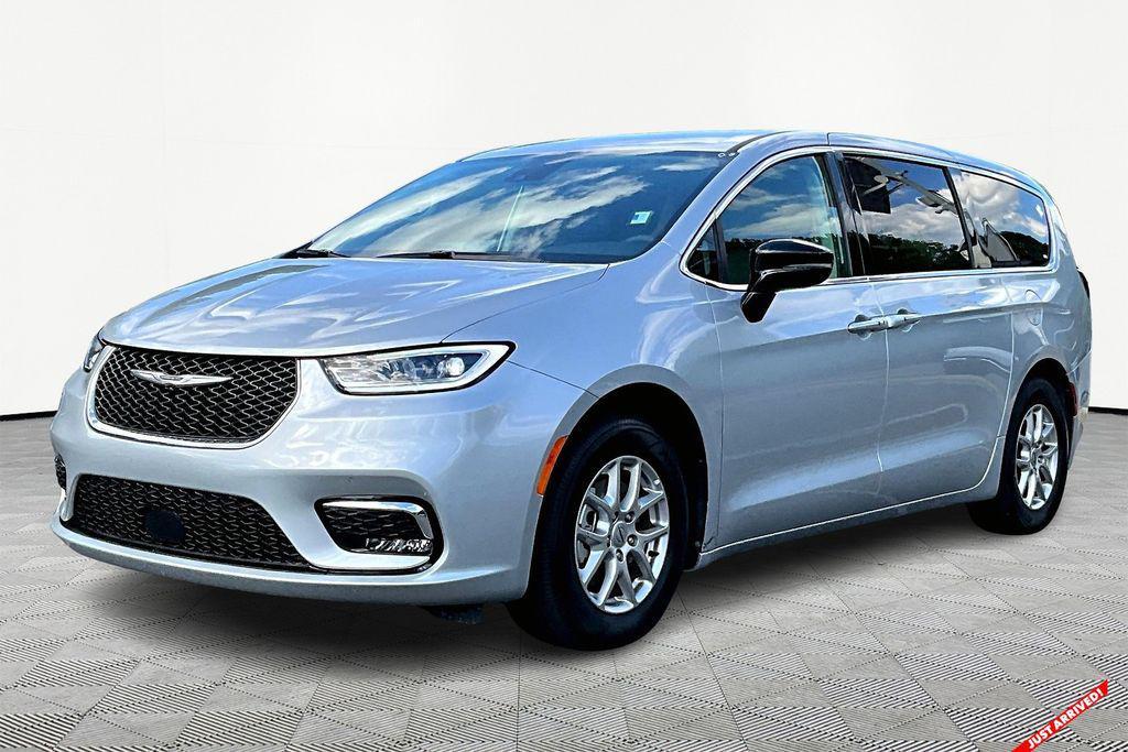 used 2024 Chrysler Pacifica car, priced at $31,065