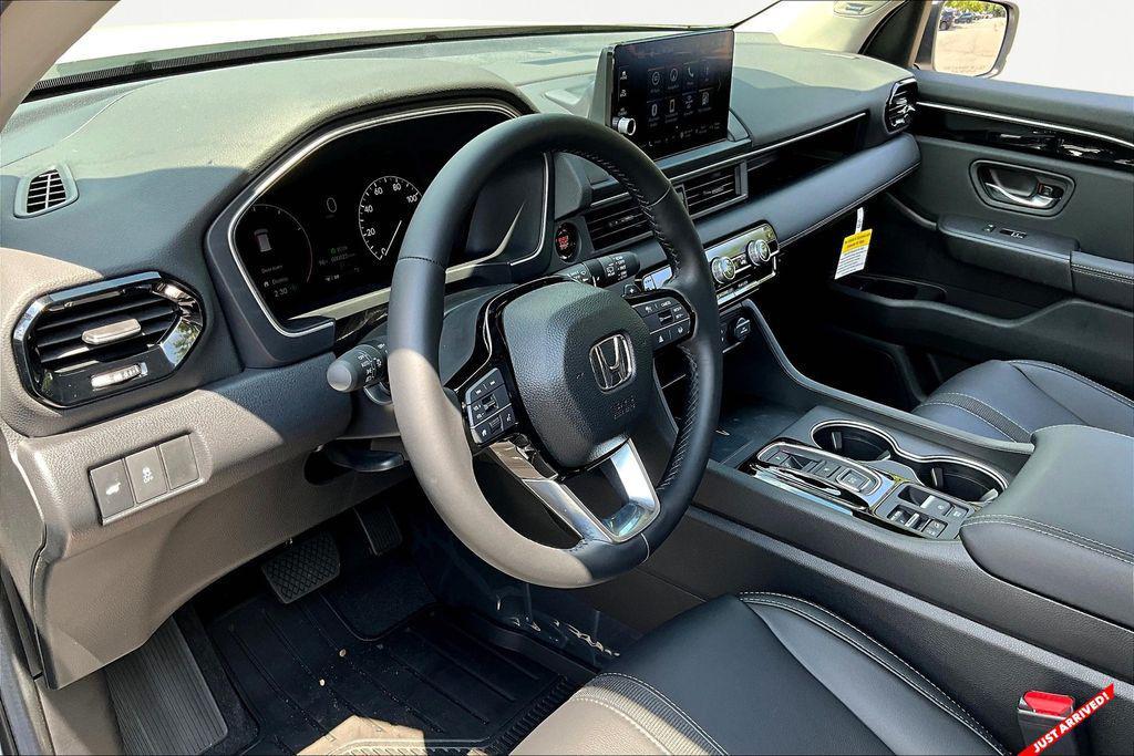 new 2025 Honda Pilot car, priced at $52,235